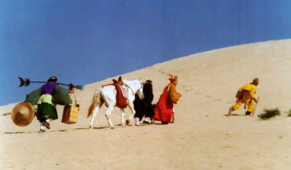 Trên thực tế, Hỏa Diệm Sơn nằm ở rìa phía bắc của sa mạc Taklamakan, Tân Cương. Đoàn làm phim đã thực hiện những cảnh quay ấn tượng trong khí hậu khắc nghiệt của sa mạc và thành Cao Xương bỏ hoang. Ảnh: Phim Tây Du Ký.
