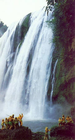 Hoa Quả Sơn, nơi sinh sống của bầy khỉ tinh khôn, được quay ở thác Hoàng Quả Thụ, tỉnh Quý Châu, Trung Quốc. Ảnh: Phim Tây Du Ký.