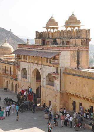 Trên thực tế, ý tưởng về việc xây dựng pháo đài do nhà vua Raja Man Singh I khởi xướng. Thế những phải đến thế kỷ thứ 18, dưới triều đại của vua Sawai Jai Singh, Amber mới chính thức hoàn thành.