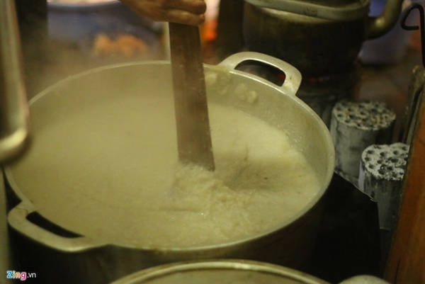 Nước luộc cá vốn đã ngọt, lại sử dụng gạo tẻ loại ngon pha với một chút nếp thơm làm cho hương vị rất hấp dẫn. Chủ quán cho biết còn có một số công thức gia vị riêng nêm.