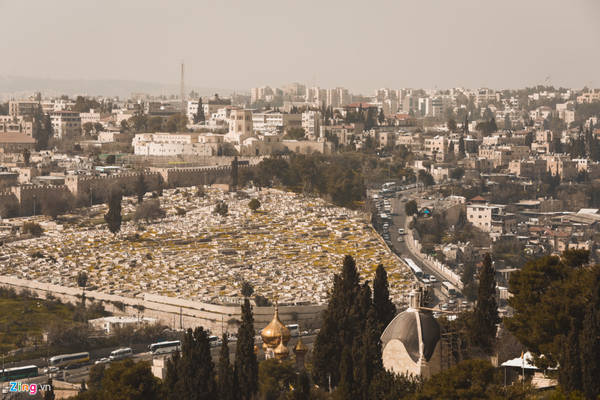 Thành Jerusalem được thành lập từ thiên niên kỷ thứ 4 TCN, nằm trên lưu vực biển Địa Trung Hải và Biển Chết. Đây là nơi Chúa Jesus bị đóng đinh trên thập giá. Hàng năm, hàng trăm nghìn giáo dân trên khắp thế giới đổ về vùng đất thánh này.