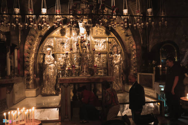 Nhà thờ Mộ Thánh là nơi linh thiêng nhất của thành Jerusalem. Đây là nơi chúa Jesus bị đóng đinh trên thập giá. Mỗi ngày có đến hàng chục nghìn du khách viếng thăm nơi này. Đây còn lưu giữ một khối đá được cho rằng Chúa đã đứng trên đó trước khi bị đóng đinh.
