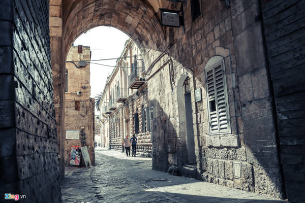 Thành phố hàng nghìn năm tuổi đến nay vẫn bảo tồn được những kiến trúc cổ. Trong ảnh là những con đường đá cổ dẫn vào thành.