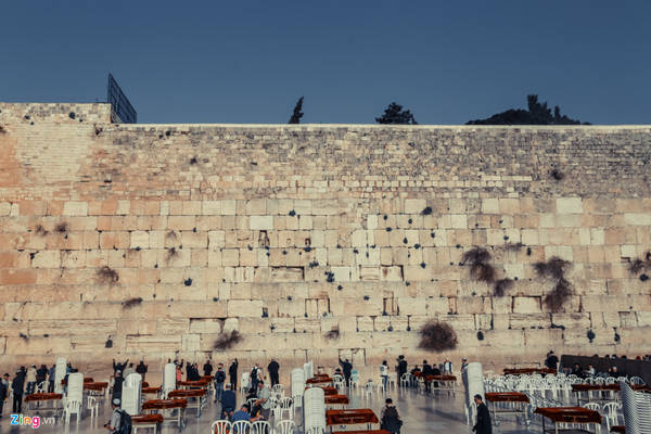 Bức tường than khóc gần 3.000 năm tuổi là một trong những nơi linh thiêng bậc nhất của người Do Thái giáo, do vua Herod Echo xây dựng. Sau nhiều lần chiến tranh phá hủy, hiện nay công trình chỉ còn một đoạn tường thành ngắn.