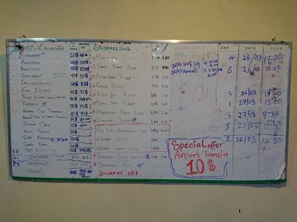 Bảng giá ở Maafushi Tour. Bên trái là giá tour đi resort. Cột 1 là phí vận chuyển, cột 2 là phí vào cửa resort. Ở giữa là giá tour đi lặn Snorkeling. Bạn được tùy chọn 3 địa điểm trong cột này đi lặn trong ngày đồng giá 25$, còn lặn đêm thì 35$.