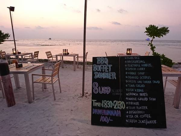 Bữa tối buffet ở Maafushi gồm các món như trong ảnh. Giá 8$ chưa thuế, thời gian phục vụ từ 6h30 đến 9h30 tối.