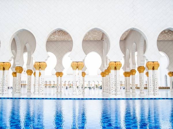Vị trí thứ hai là Đại thánh đường Hồi giáo Sheikh Zayed, Abu Dhabi, Tiểu vương quốc Ả Rập thống nhất. Điểm đến này có hơn 20.000 nhận xét, đánh giá của du khách.