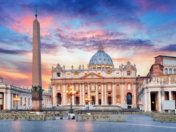 Tiếp theo là nhà thờ thời kỳ Phục hưng St. Peter's Basilica ở Vatican với khoảng 10.000 du khách nhận xét nơi đây là điểm đến 