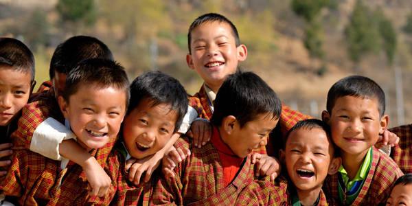 3. Người Bhutan đặc biệt coi trọng hạnh phúc: Chính phủ Bhutan sử dụng chỉ số Tổng Hạnh phúc Quốc dân (GNH) để đo lường sự giàu mạnh, thịnh vượng của đất nước. Bốn cột trụ của GNH bao gồm phát triển bền vững, bảo vệ môi trường, bảo tồn văn hóa, và quản trị tốt. Như vậy, thử hỏi làm sao người dân nơi đây không cảm thấy hạnh phúc? Ảnh: Worldkings.