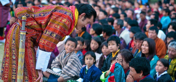 5. Người dân Bhutan yêu quý vị vua của họ: Nhiều người Bhutan thường đeo một chiếc ghim cài áo hoặc huy hiệu nhỏ có ảnh chân dung của nhà vua. Đa số nhà dân đều treo ảnh nhà vua mỉm cười hiền từ. Khách du lịch đến đây có thể nghe được những lời ngợi ca vị vua từ con dân của ngài. Ảnh: Scoopwhoop.