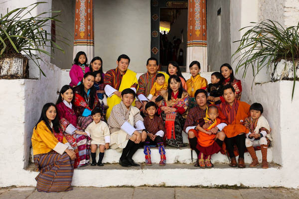 9. Đa thê, đa phu ở Bhutan là hợp pháp: Ngày nay, điều này có thể không còn phổ biến. Tuy nhiên, người dân Bhutan có quyền cưới nhiều hơn một người vợ hoặc chồng. Trên thực tế, vị vua thứ 4, trị vì từ năm 1972 đến năm 2006, có 4 người vợ. Ảnh: Pinterest.