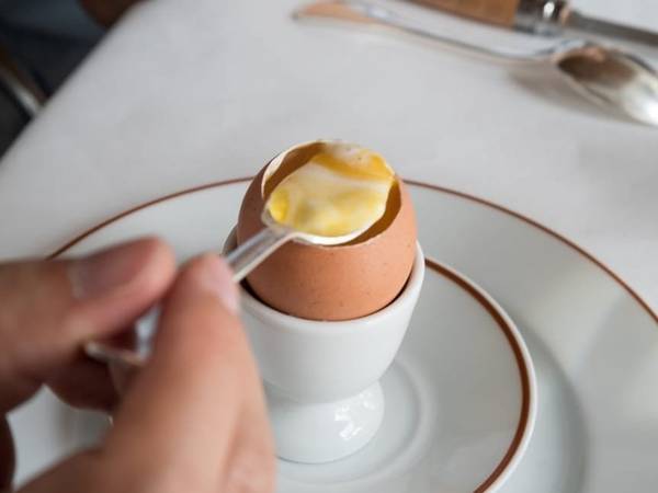 L'Arpege, Paris, Pháp 848 USD/2 người; với 12 món Đây là một nhà hàng phục vụ rất nhiều món rau củ lấy nguyên liệu từ chính nông trại của bếp trưởng Alain Passard. Những món ăn mở đầu của ông luôn làm nổi bật lên đẳng cấp của đầu bếp 3 sao Michelin, tuy nhiên món trứng luộc điệu nghệ (Oeuf à la Coque) mới chính là "ngôi sao" của bữa ăn. Trứng được nấu cùng với kem, xi rô phong, giấm và gia vị.