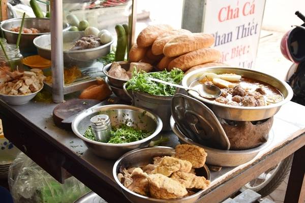Ẩm thực Phan Thiết cũng là trải nghiệm đáng nhớ với bánh canh chả cá, bánh mì xíu mại, bánh tráng nướng mắm ruốc...