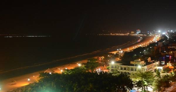 Bạn có thể dừng lại ở Đà Nẵng 1, 2 ngày hoặc đến thẳng ga Diêu Trì (Bình Định) và tham quan thành phố Quy Nhơn, nơi có bờ biển đẹp về đêm, và các món ăn vặt ngon rẻ.