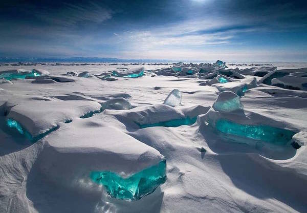 Một trong những điểm tham quan độc đáo nhất ở Siberia là hồ Baikal với diện tích tương đương đất nước Hà Lan. Ngoài ra, Baikal còn là hồ nước ngọt sâu và lâu đời nhất thế giới. Trữ lượng nước ngọt ở đây tương đương 20% lượng nước ngọt chưa đóng băng trên thế giới và 90% nếu chỉ tính ở riêng Nga.