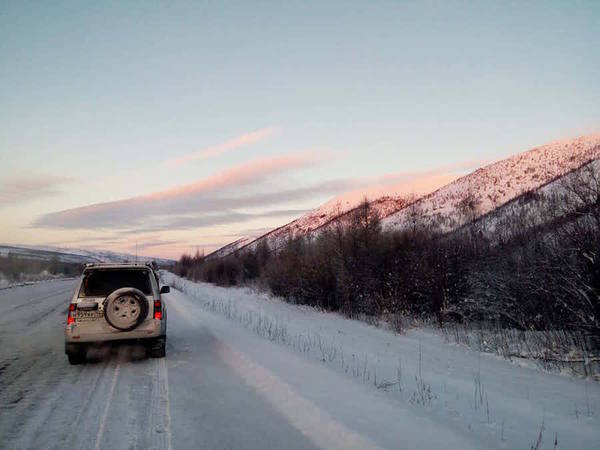 Với những du khách từ xa đến, lái xe ở Siberia là điều rất nguy hiểm. Vào mùa đông, các con đường hoàn toàn bị đóng băng và trơn trượt. Bạn phải giữ cho xe luôn nổ máy, hoặc là bạn sẽ không thể khởi động lại sau đó. Xe ôtô được chế tạo riêng chỉ để chạy trong điều kiện ở Siberia. Nếu xe bị hỏng giữa đường, hãy chuẩn bị tinh thần cho những điều tồi tệ nhất.