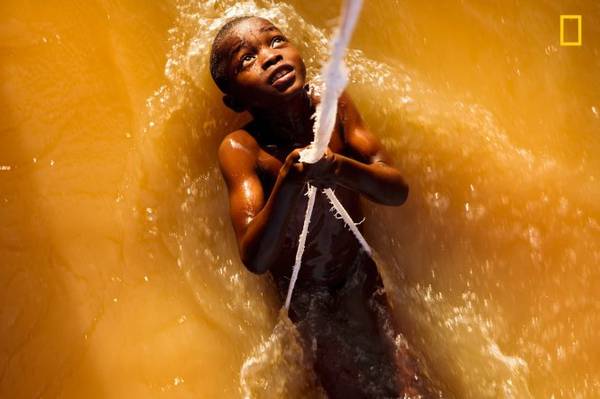 Một bé trai chơi đùa trên sông Niger ở Tây Phi - Ảnh: Jérôme Gence