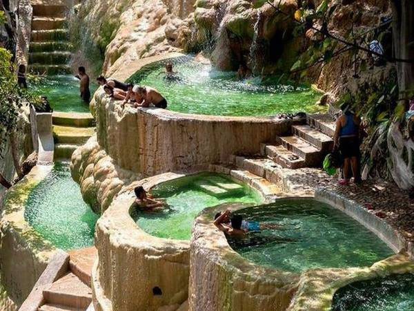 Las Grutas Tolantongo, hay còn được gọi là hang Tolantongo, là khu nghỉ dưỡng gồm rất nhiều bể bơi nước nóng được xây trên vách núi cao 500 m.