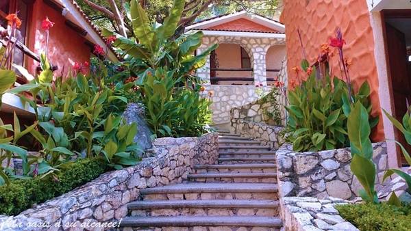 Du khách tới đây có thể lựa chọn nghỉ ngơi tại khách sạn Paraíso Escondido trong khuôn viên khu nghỉ dưỡng, hoặc các nhà nghỉ trong thung lũng Mezquita