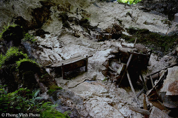 Hình thức mai táng phổ biến nhất là đặt quan tài trên những vách đá cheo leo bằng những tấm đỡ và dây thừng. Chiếc hòm sẽ nằm trên đó từ vài năm đến hàng chục năm trước khi rơi xuống đất.