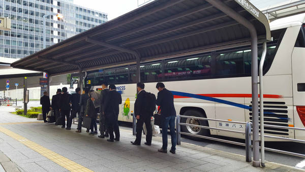 Người dân Nhật Bản xếp hàng bất kỳ ở nơi nào: khi lên xe buýt, tàu điện ngầm, tàu siêu tốc, khi tính tiền trong siêu thị, đi vệ sinh nơi công cộng… Từ nhỏ, trẻ em Nhật cũng được dạy cách đi theo hàng trên phố và xếp hàng ở các dịch vụ công cộng. Những điểm xếp hàng này đều có vạch kẻ hướng dẫn chỗ đứng, không cản lối đi lại của người khác. Trong ảnh là cảnh xếp hàng lên xe buýt đi làm buổi sáng của nhân viên công chức Nhật Bản vào khoảng 7h.