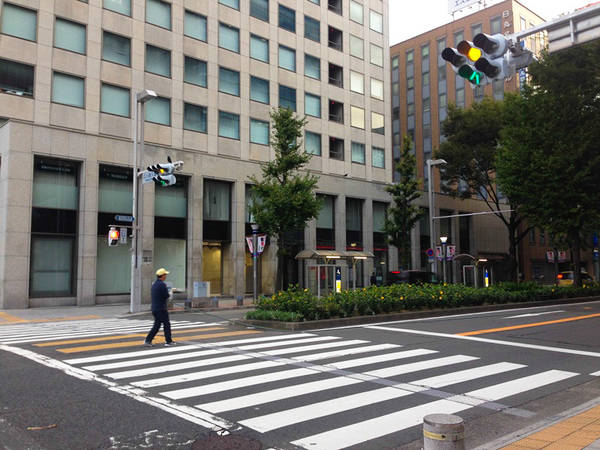 6h30, người lao công này dường như “độc chiếm” cả một con đường trung tâm của thành phố Nagoya để tưới cây.