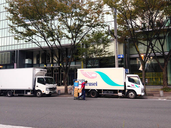 ình ảnh người vận chuyển đồ đến các nhà hàng vào sáng sớm là hình ảnh dễ dàng bắt gặp trên các con đường của nước Nhật.