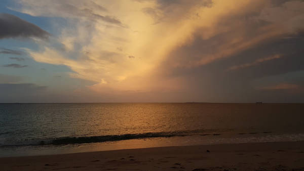 Biển Vĩnh Hảo lộ dần vẻ đẹp hoang sơ dưới những tia nắng sớm.