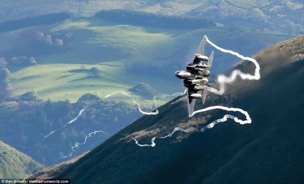 Nhiếp ảnh gia phong cảnh Simon Kitchin vừa xuất bản cuốn sách ảnh mang tên Photographing North Wales giới thiệu những hình ảnh tuyệt đẹp ở xứ Wales. Bức ảnh này chụp cảnh một máy bay tiêm kích F-15E Strike Eagle đang bay vọt qua vùng nông thôn yên bình bên dưới.