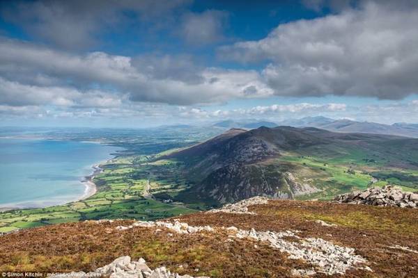 Núi Yr Eifl ở Gwynedd, gồm 3 đỉnh Tre'r Ceiri, Garn Ganol và Garn For.
