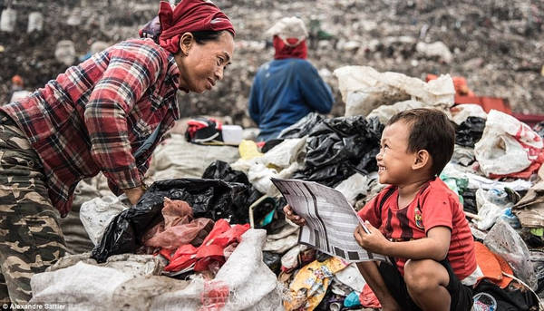 Theo Sattler, mọi người có thể chung tay giúp đỡ người dân ở đây. Rác thải là vấn đề toàn cầu, mỗi người dân trên thế giới cần suy nghĩ lại về lối sống và cách tiêu dùng của mình, bớt xả rác ra môi trường. Theo Sattler, mọi người có thể chung tay giúp đỡ người dân ở đây. Rác thải là vấn đề toàn cầu, mỗi người dân trên thế giới cần suy nghĩ lại về lối sống và cách tiêu dùng của mình, bớt xả rác ra môi trường.