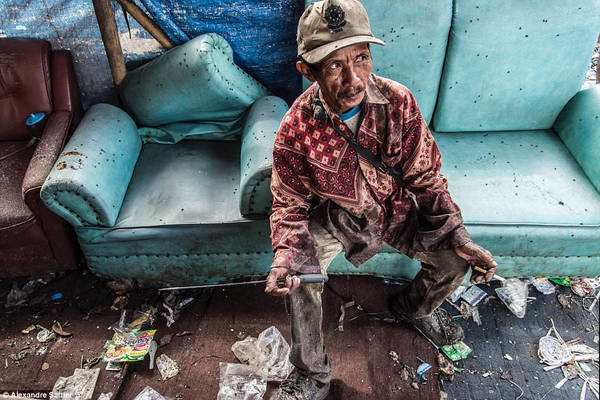 Người lớn không thể hiện nhiều cảm xúc như lũ trẻ. Họ thích ứng với hoàn cảnh nhưng không thực sự chấp nhận. Những người lớn đi bới rác bằng đôi chân trần, ít người có ủng để bảo vệ chân. Người lớn không thể hiện nhiều cảm xúc như lũ trẻ. Họ thích ứng với hoàn cảnh nhưng không thực sự chấp nhận. Những người lớn đi bới rác bằng đôi chân trần, ít người có ủng để bảo vệ chân.