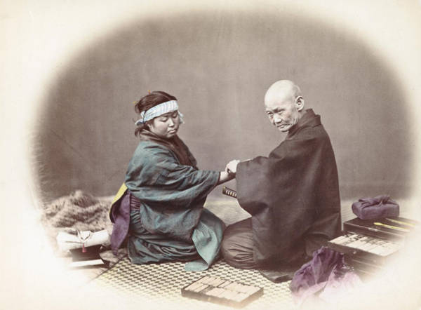 Thầy thuốc xem bệnh cho khách nữ. Thầy thuốc ở Nhật Bản thời kỳ này có quyền mang hai thanh kiếm và không cần bằng cấp để hành nghề.