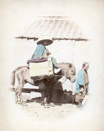 Vị quan trên lưng ngựa, ảnh chụp năm 1865.
