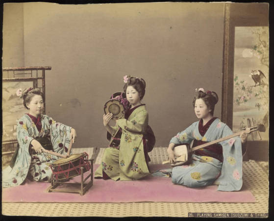  Một nhóm phụ nữ chơi các nhạc cụ truyền thống của Nhật Bản: Samisen, Tsudzumi và Taiko. Trong giai đoạn cô lập, văn hoá Nhật Bản phát triển mà không chịu sự tác động từ thế giới bên ngoài.