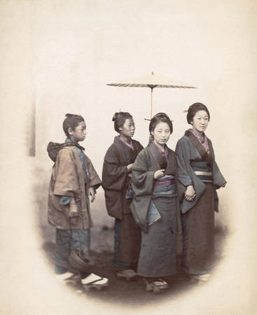 Các cô gái Nhật thuộc tầng lớp trung lưu.