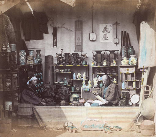 Beato đến Yokohama vào năm 1863. Phần lớn các bức ảnh của ông là chụp phong cảnh. Trong hình là một cửa hàng buôn bán đồ cổ.