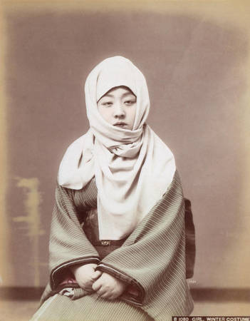 Trước Beato, người nước ngoài bị hạn chế đến thăm Nhật Bản. Ông đã đến được những khu vực mà rất ít người phương Tây có thể đặt chân đến. Hình một cô gái Nhật Bản trong bộ trang phục mùa đông.