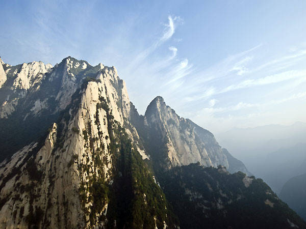 Hoa Sơn là một trong năm ngọn núi thuộc Ngũ Nhạc Danh Sơn của Trung Quốc, nổi tiếng với vẻ đẹp hùng vĩ. Danh thắng này được UNESCO công nhận là Di sản thiên nhiên thế giới vào năm 1990. Ảnh: Top China Travel.