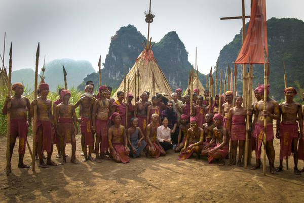 Đạo diễn tham quan phim trường với bối cảnh làng thổ dân trong "Kong: Skull Island" vừa được dựng lại trong khu du lịch Tràng An, nằm trên tuyến du lịch số 2.