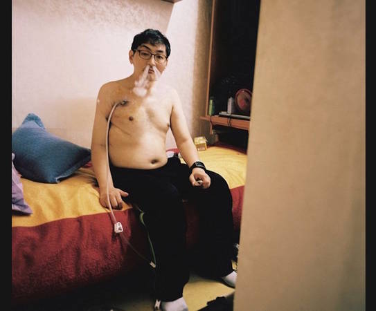 "Tôi bảo thủ và không thông cảm với những người vô gia cư hay nghèo khó. Nhưng sống ở goshitel đã thay đổi hoàn toàn nhận thức của tôi. Tôi hiểu hơn về sự khó khăn mà họ phải đối mặt và câu chuyện của họ khiến tôi không thể thờ ơ", nhiếp ảnh gia người Hàn Quốc tâm sự.