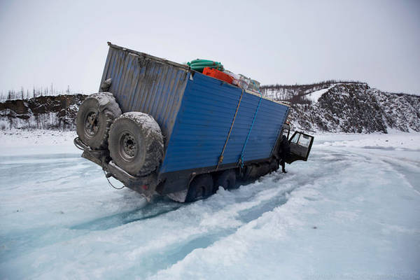 Sau khi thử rất nhiều cách, Rusland và cộng sự đã đưa được xe tải thoát khỏi hố băng.