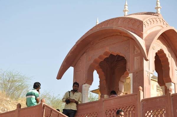 Theo đó, người cai trị Jaipur, Raja Jawai Singh, đã lấy màu hồng làm chủ đạo trong các buổi hoà đàm ngoại giao với Anh, ngay trước thềm chuyến thăm của hoàng tử. Khi ấy, những người theo hầu hoàng tử có biệt danh “những chú khỉ mặt hồng”. Raja Jawai Singh nghĩ rằng nếu phủ màu sắc này lên toàn bộ thành phố thì hoàng gia Anh sẽ hiểu được tình cảm chân thành và hiếu khách của Jaipur.