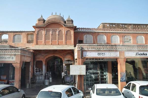 Nằm ở phía bắc Ấn Độ, thủ phủ bang Rajasthan - một trong những bang lớn nhất cả nước, Jaipur được mệnh danh “thành phố hồng” nhờ phong cách xây dựng không lẫn với bất kỳ nơi nào khác. Không chỉ khoác lên mình màu hồng bắt mắt, thành phố Jaipur (Ấn Độ) còn nổi tiếng với hàng loạt di sản văn hoá như pháo đài, cung điện cùng những công trình mang phong cách hoàng gia.