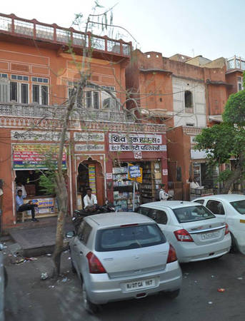 Đến với Jaipur, du khách cảm nhận được hơi thở xưa cũ với lối kiến trúc của một đô thị buôn bán, bao quanh bởi những tường thành cao cùng hàng loạt cửa hàng xây bằng đá hoa cương hồng.