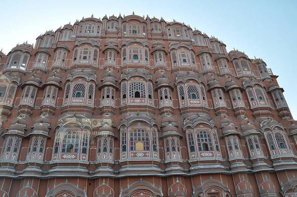 Hành trình khám phá Jaipur bắt đầu từ Thành phố cổ (Old City), nơi có thể ngắm nhìn di sản thành phố với rất nhiều đền đài và cửa hàng thủ công mỹ nghệ. Từ đây, du khách không thể bỏ qua Palace of the Winds (Cung điện của gió), một công trình kiến trúc đặc biệt với gần 1000 ô cửa sổ. Cung điện một thời là hậu cung của vua chúa và giờ là biểu tượng của người dân địa phương.
