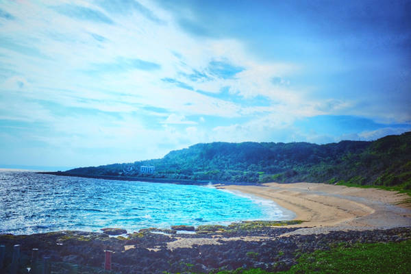  Du khách có thể đến khu biển bảo tồn sinh thái Shadao, nằm trong hệ thống vườn quốc gia Kenting, để tận hưởng không gian thoáng đãng, yên bình. Du khách không được phép tắm biển ở đây do phục vụ mục đích bảo tồn.