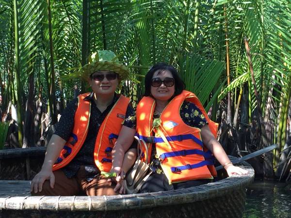 Bạn cũng sẽ vô cùng thích thú khi vừa ngồi trên thuyền thúng vừa được người chèo thuyền ở đây làm những chiếc nhẫn, vòng đeo cổ, bông hồng hay những chiếc mũ bằng lá dừa. Đây được xem như món quà lưu niệm đáng nhớ sau chuyến tham quan rừng dừa.