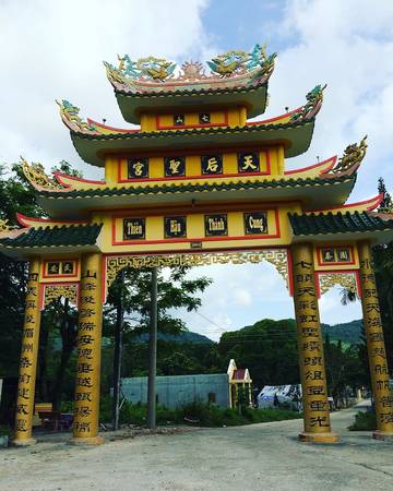 Cổng chùa Thiên Hậu Thánh Cung ngay mặt tiền đường. 