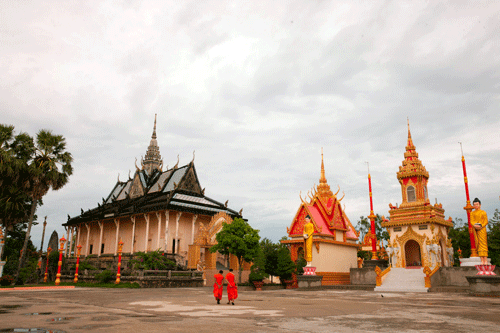 Với hai màu chủ đạo là đỏ và vàng lúc nào cũng rực rỡ dưới nắng, , chùa Xiêm Cán được coi là một trong những     ngôi chùa Khmer lớn nhất và lộng lẫy nhất trong hệ thống chùa Khmer ở Nam Bộ.